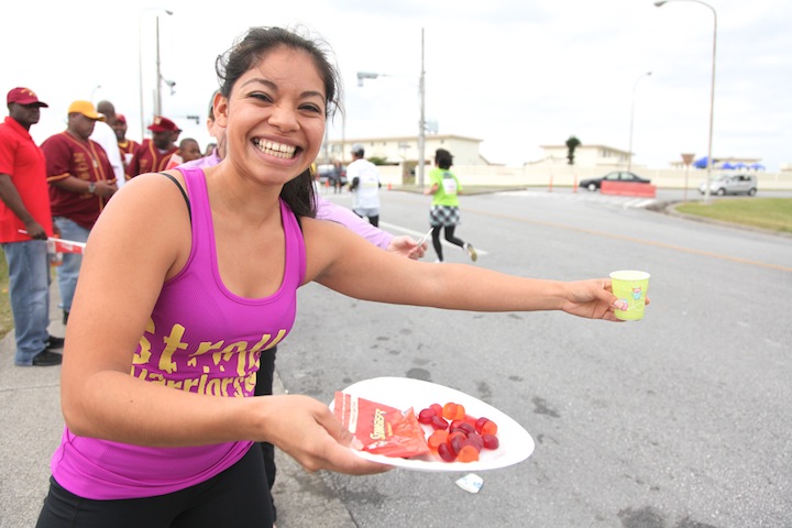 女性がドリンクを差し出す写真
