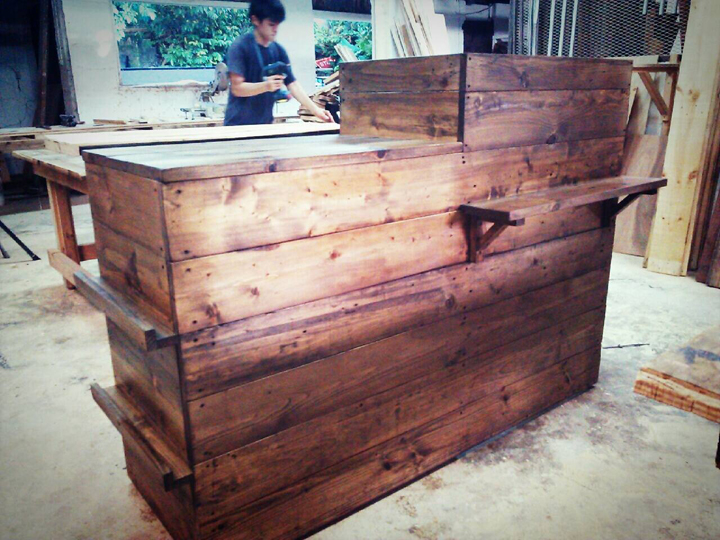 カウンターを製作中の従業員