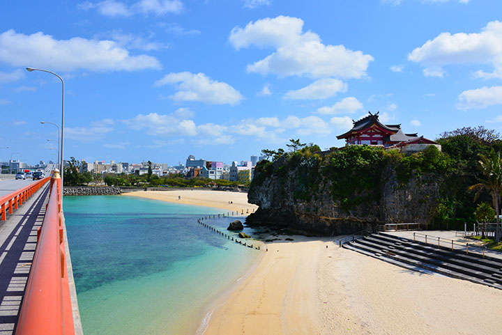 泊大橋からは波の上ビーチと波上宮が見ることが出来ます