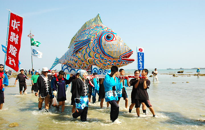 うるま市の「平安座島（へんざじま）」では、魚のおみこしを担ぎ浜下りをする