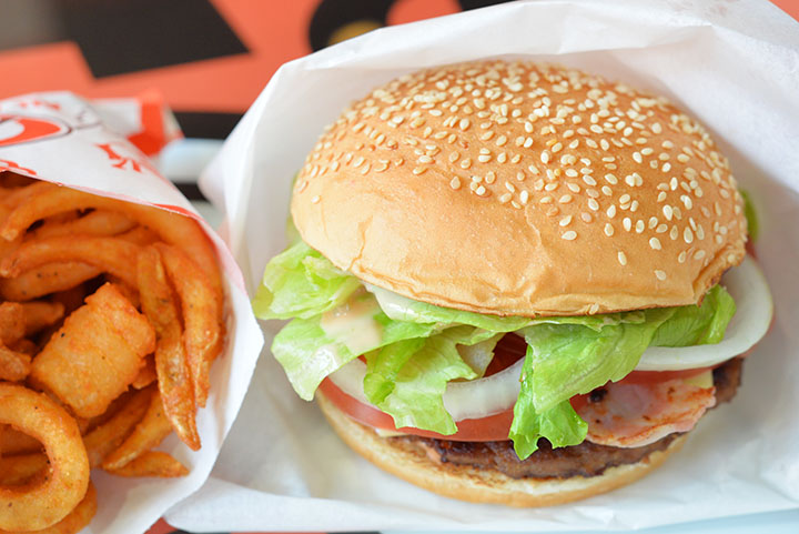 A&Wのハンバーガーとカーリーフライ