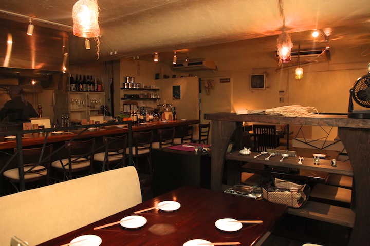 隠れ家風串焼き屋「月と器」店内