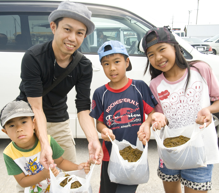 ビニール袋いっぱいにもずく