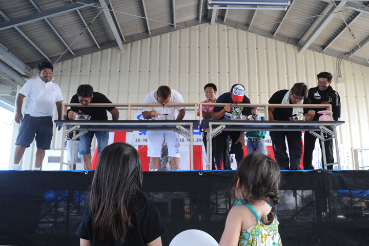 早食いリレー競争