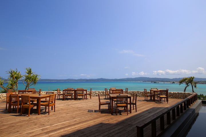 レストラン「オーシャンブルー」のテラス