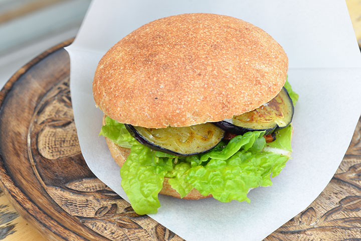 “自家製ハーブ豆乳マヨ＆チーズベジタブルバーガー”