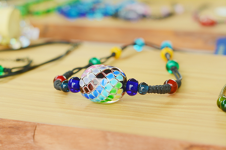 色彩を放つトンボ玉たち