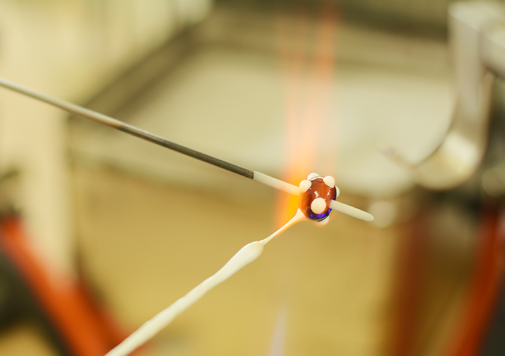 カラフルなガラスを溶かす