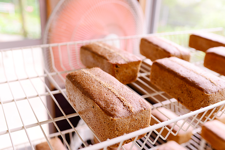 棚に移されたパン