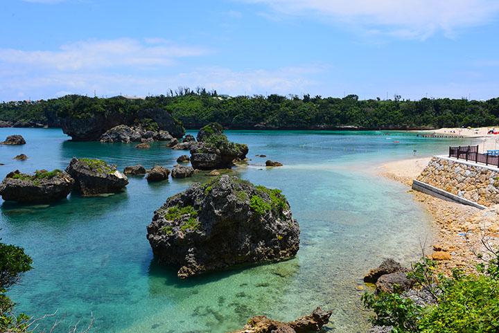 海岸沿いの奇岩絶壁