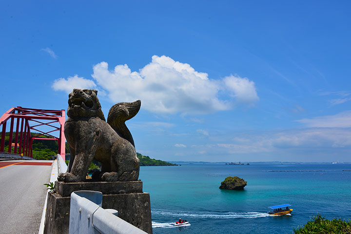 伊計島を一周するマリンジェット