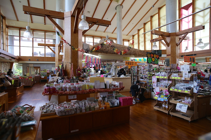 「道の駅」ゆいゆい国頭店内