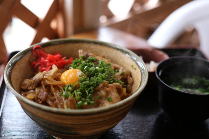 「わぁ〜家〜（わぁーやー）」の 「猪豚丼（いのぶたどん）卵付き」