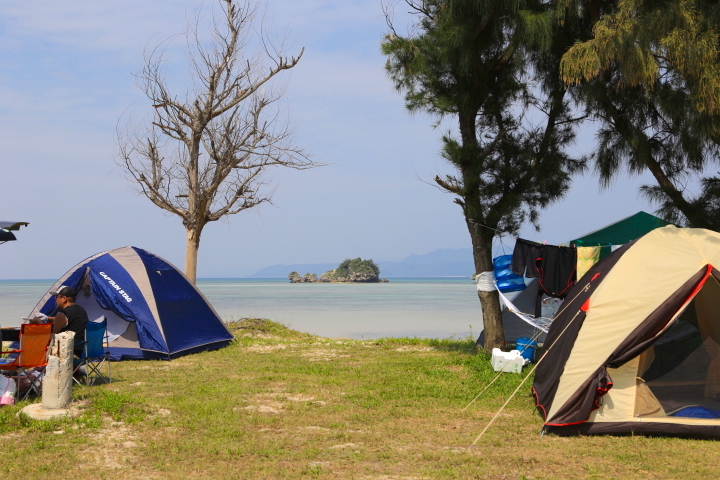 屋我地ビーチ キャンプテント群