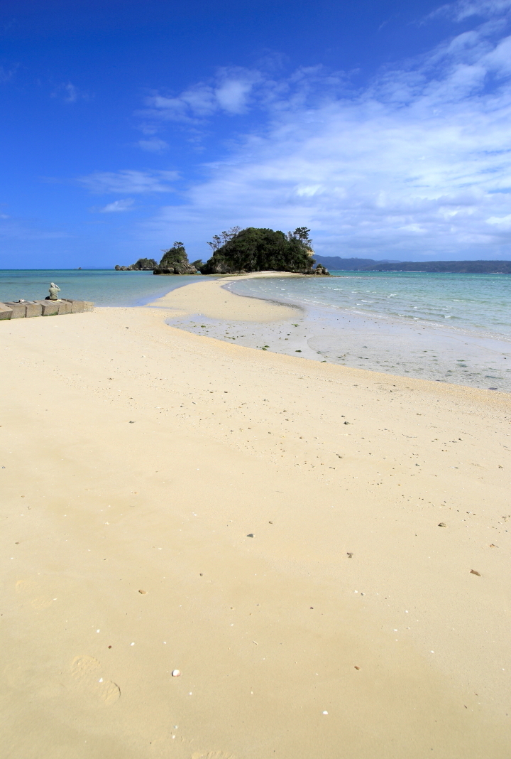 干潮時に姿を現す砂利道