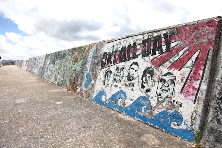 ビーチの周りには沢山のグラフィティ