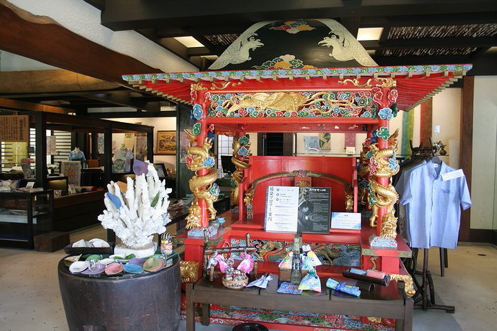 琉球王朝時代の王様のかご（レプリカ）