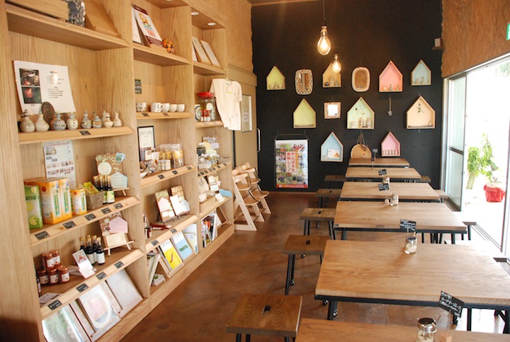 YANBARU HARUSAA'S TABLE Cookhalの店内