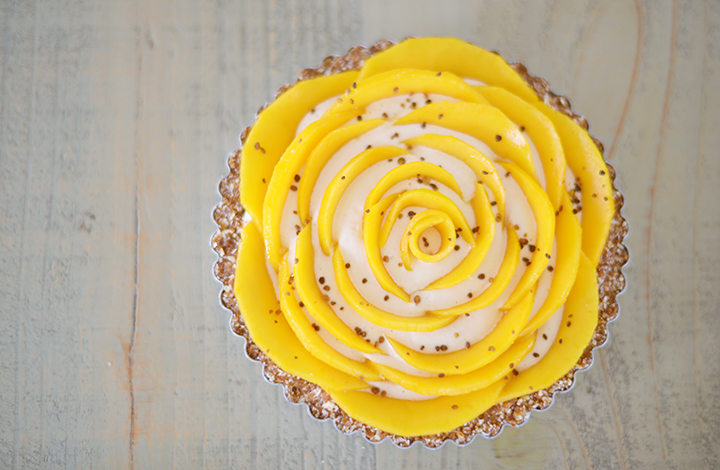 マンゴーを花を咲かせるようなイメージで飾り付け