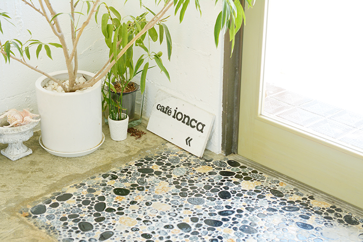 café ioncaのプレート