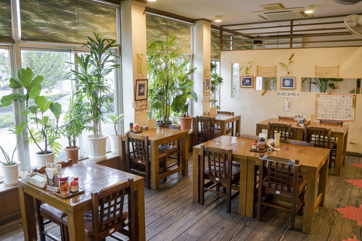 沖縄そば屋「あじゃず」の店内