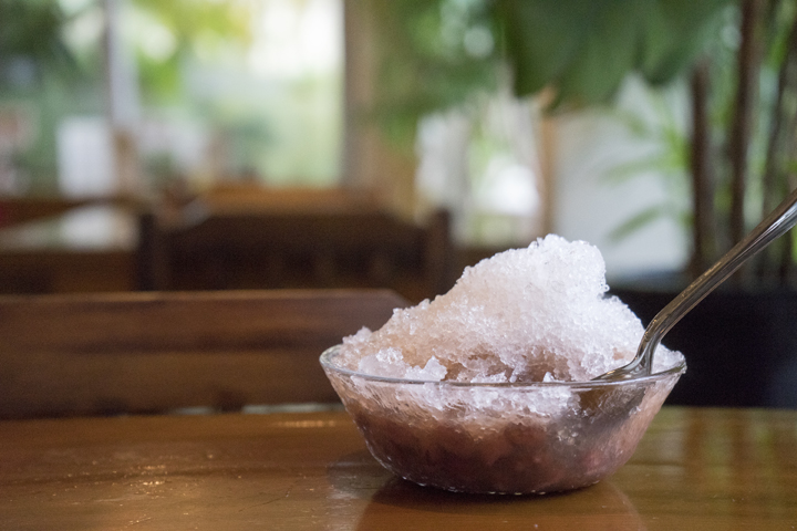 ジャズが流れる沖縄そば屋のシンプルぜんざい