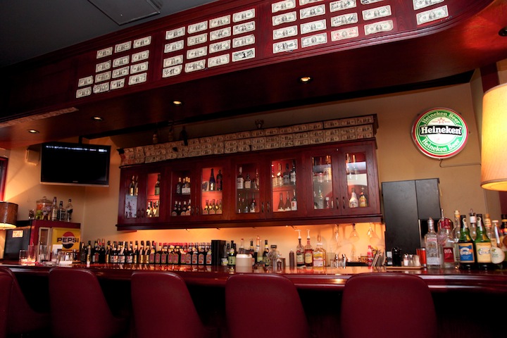 パブラウンジ　エメラルドの店内