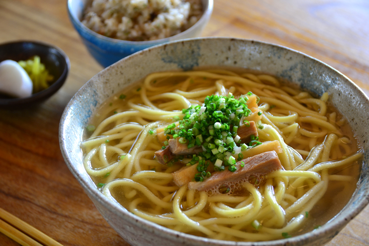 じっくりと煮込んだ豚骨ベースで、カツオもきいた出汁
