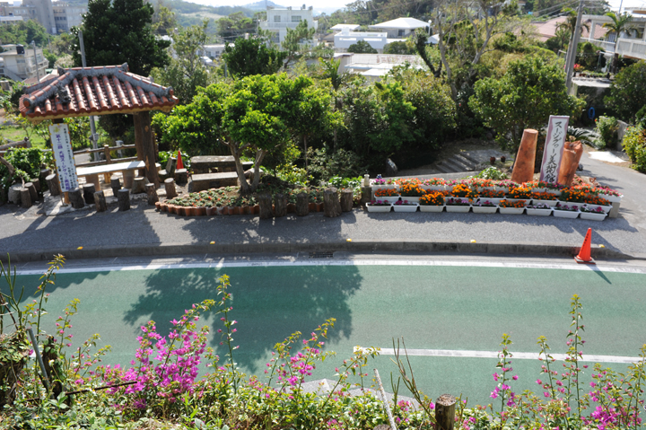 北中城村の大城エリアは街中が花とやちむんに囲われたエリア