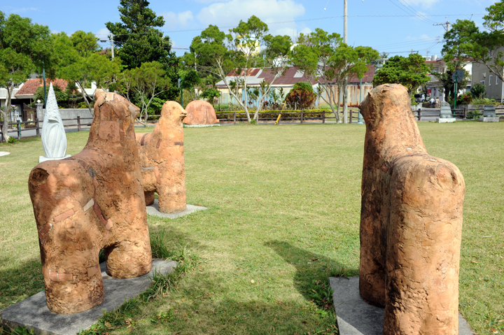 北中城村の大城集落はやちむんのオブジェが飾られているアートなエリア