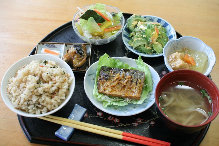 地元食材をふんだんに使った定食