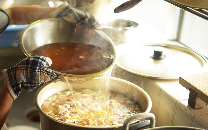 鍋に中味、ソーキ、こんにゃく、刻んだ干し椎茸