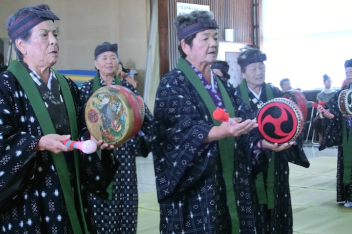 知花花織の衣装