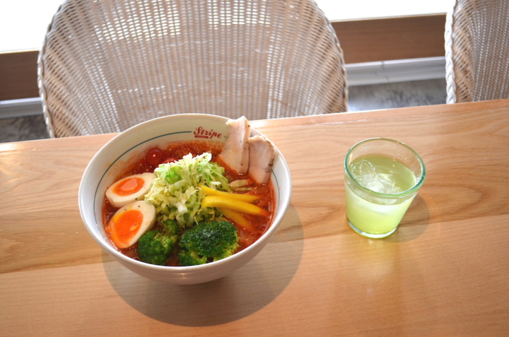 ラーメン屋さん「Stripe Noodles(ストライプヌードルズ)」の看板メニューは、野菜をたっぷり使ったベジソバ