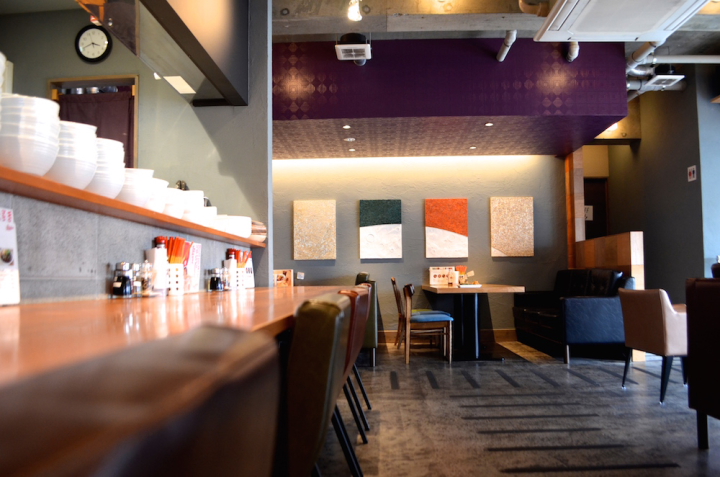 ラーメン屋、Stripe Noodlesの店内