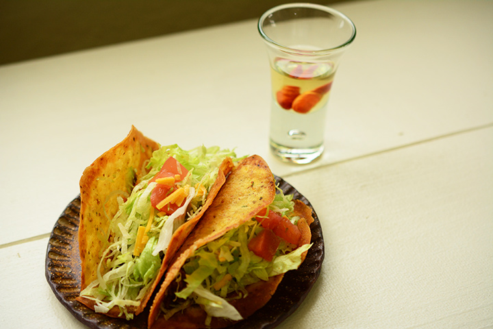 島唐辛子のオイル漬けとタコス