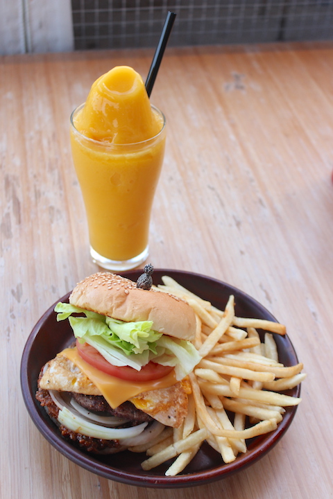 ”デイトナバーガー”と”マンゴースムージー”