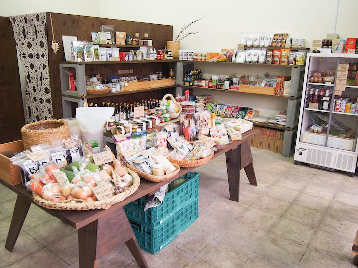 沖縄には栄養たっぷりな島やさいがあります。沖縄の美味しい野菜は「ハルラボ商店」にで手にはいります♪