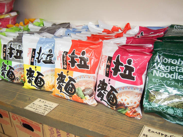 沖縄には栄養たっぷりな島やさいがあります。沖縄の美味しい野菜は「ハルラボ商店」にで手にはいります♪