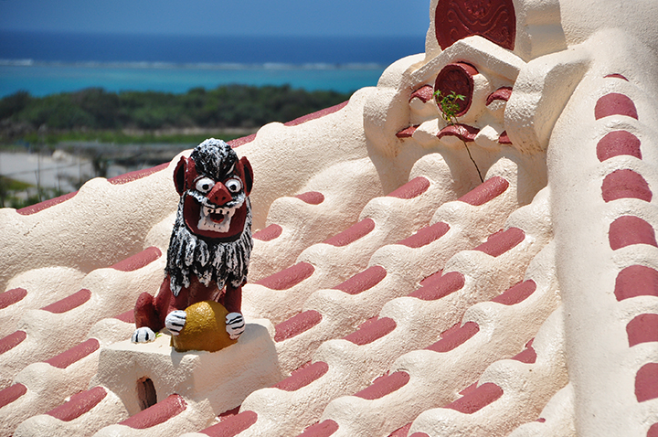 屋根上のシーサー