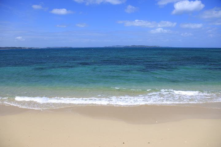津堅島の海です