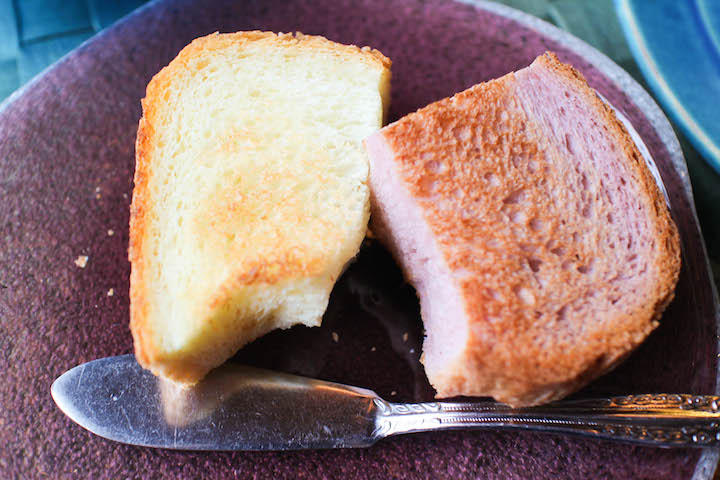 沖縄第一ホテルの朝食メニュー：紅いもとウコンのパン