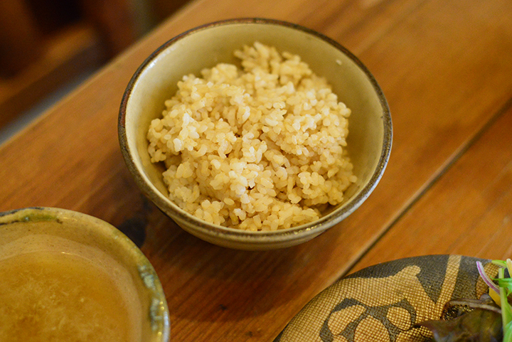 やちむんに繊細に盛りつけられた料理