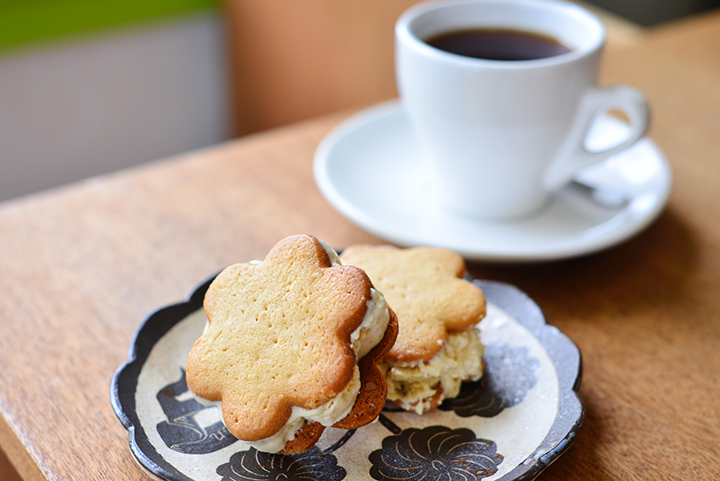 コーヒーと焼き菓子