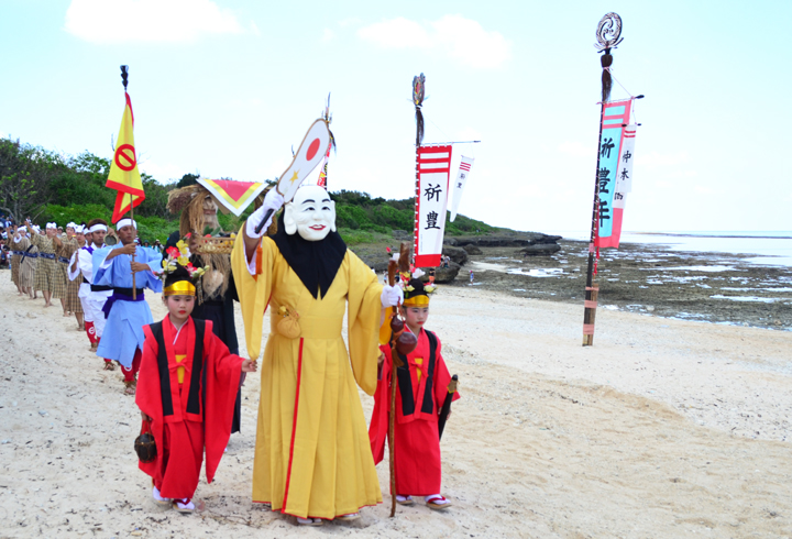 ミーラク神を先頭に、鮮やかな衣装を纏った一行による行列