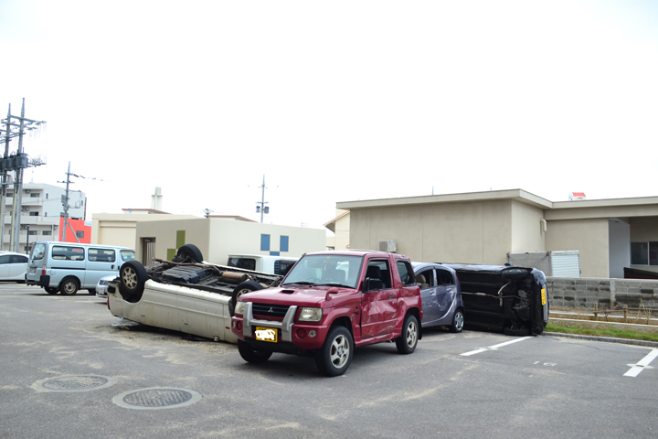 車が横転