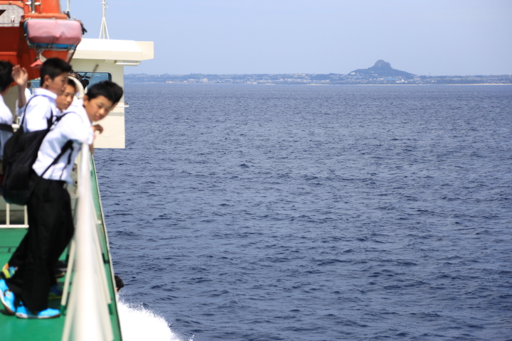 フェリーから見る、伊江島