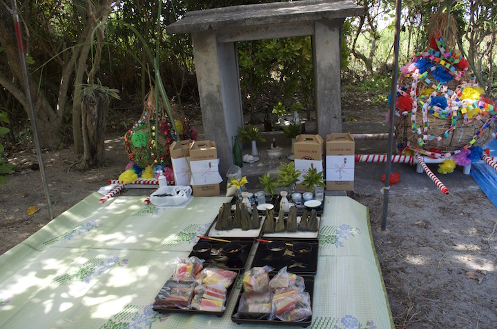 御嶽（うたき）に豊年祭でのお供え物