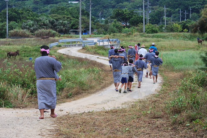 男性たちは公民館へと戻り始める