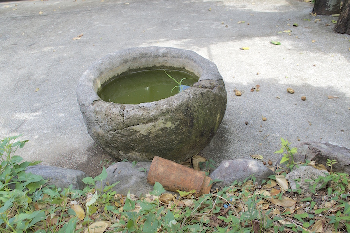 石でできた水瓶